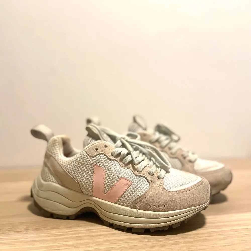 Säljer nu dessa fina sneakers från Veja Venturi då de tyvärr är för små för mig. De är använda några gånger och har ett gott skick! Basfärgen på skorna är beige med rosa inslag. Skickar gärna mer bilder om så önskas! ❤️‍🔥  Har tyvärr inget kvitto.. Skor.