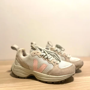 Veja Venturi sneakers🤍 - Säljer nu dessa fina sneakers från Veja Venturi då de tyvärr är för små för mig. De är använda några gånger och har ett gott skick! Basfärgen på skorna är beige med rosa inslag. Skickar gärna mer bilder om så önskas! ❤️‍🔥  Har tyvärr inget kvitto.