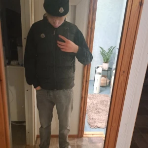 Moncler väst - Den är i bra skick lite seg i fickorna och en litet en repa fram på (ser på bild 2) skirv om du är sugen😄