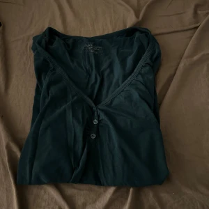 Tröja - Kortärmad grön/blå tröja. Fått den i present men inget jag använt. Den är i storlek 44 men har passat mig som har storlek S/M