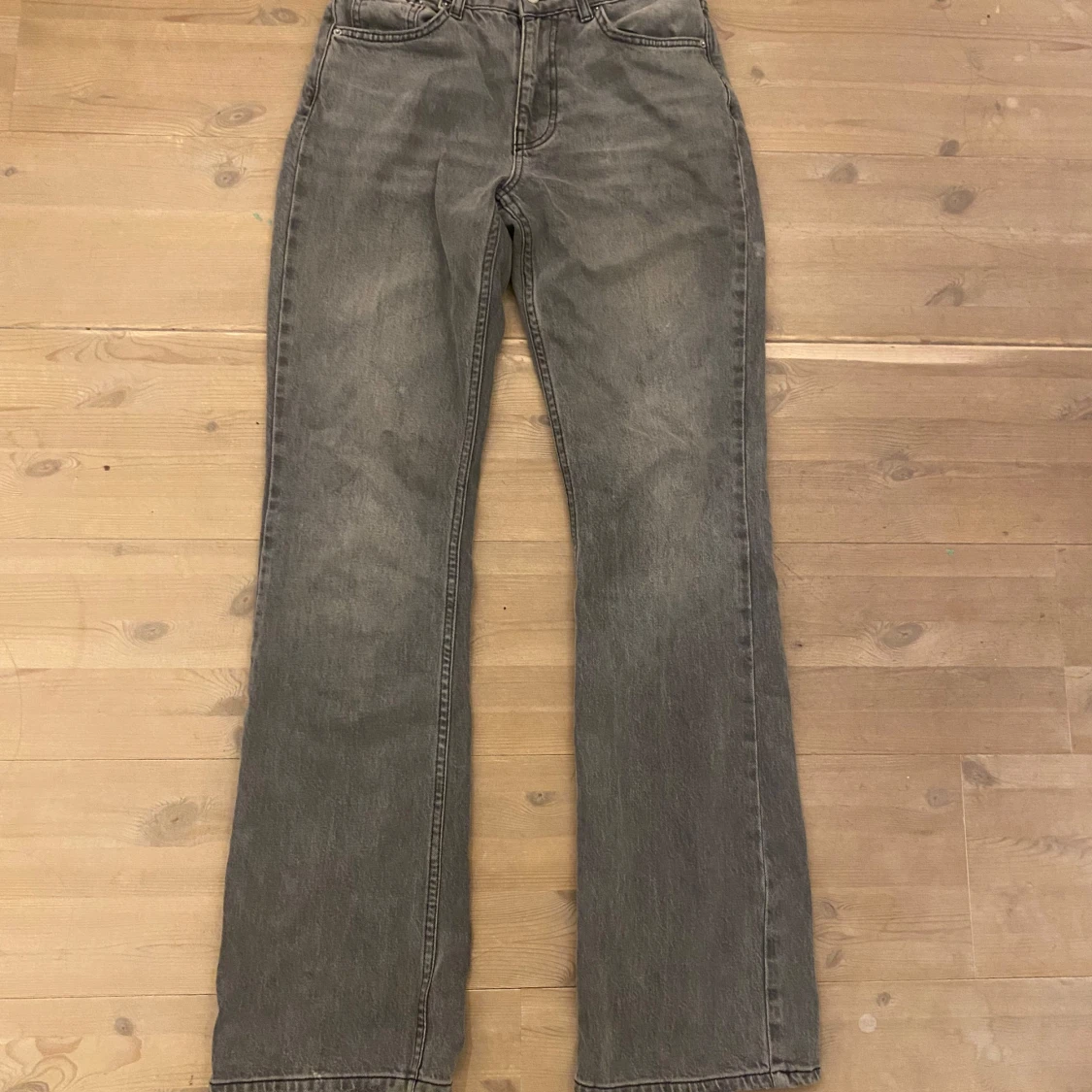Gråa bootcut jeans 