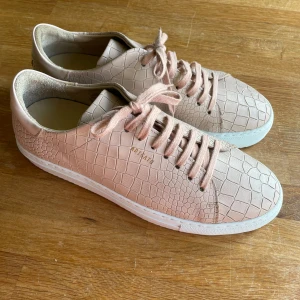 Axel Arigato Nya!  - Nya, endast provade, felköp är för stora för mig. Färg, puderrosa. 