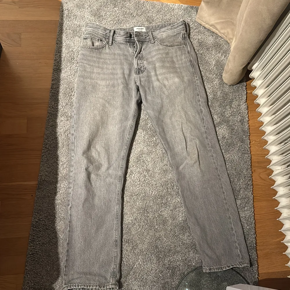 Köpt från Jack and Jones för drygt 700kr, Loose & Chris modell, W31 L32, knappt använda. Jeans & Byxor.