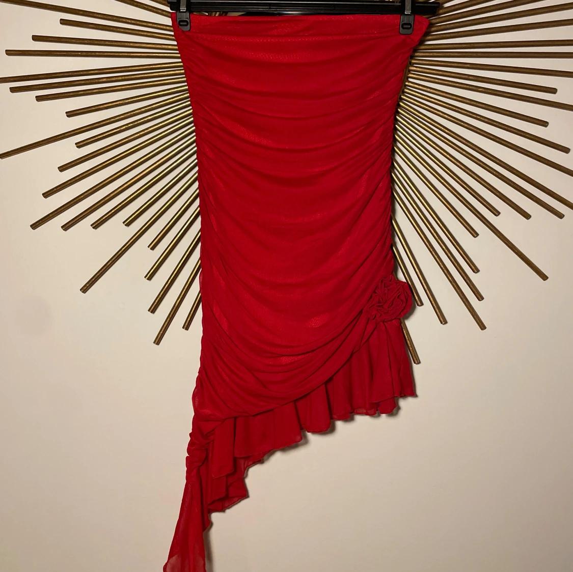 Röd axelbandslös klänning