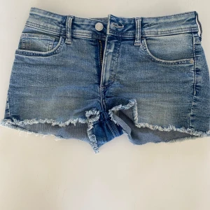 Lågmidjade shorts!💕 - Lägmidjade shorts med en fjäril på fickan💕 säljer då de inte passar mig längre. De är använda några gånger men nu skick!💕 skriv till mig om du vill ha fler bilder eller har andra frågor !💕 (tvättas innan de skickas❤️)