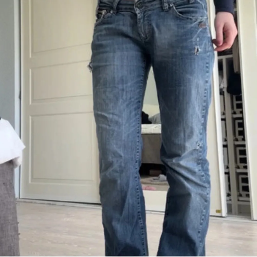 Säljer dessa lågmidjade flared jeans, köpta på vinted men var för stora för mig därför säljer jag vidare.Storlek 38 Stig det när tjejen köpte dem men står 31(tum) vilket motsvarar typ 38 i dom. Skulle söga att den passar m-l. Mått tvärsöver midjan:43. Farkut & Housut.