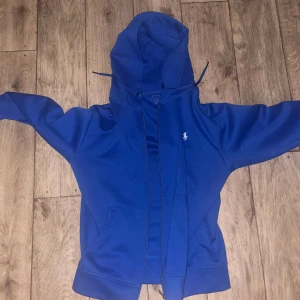 Ralph lauren zip hoodie blå  - Säljer nu denna riktig snygga Ralph luren zip hoodien då ja växt ur den, i väldigt gott skick kan skicka fler bilder vid förfrågan priset är inte skrivet i Sten så hör av er om ni är intresserade 