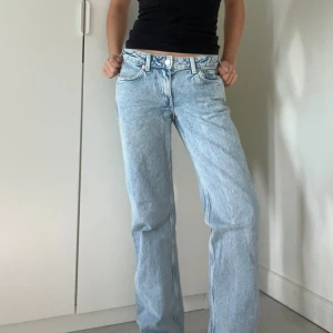 Weekday arrow jeans - Säljer de här jättefina och trendiga jeansen från weekday! De är straight, low waist och i en jättefin ljusblå tvätt💕Använda fåtal gånger och är i bra skick! Säljer då de inte riktigt är min storkek💕 Nypris: 590kr