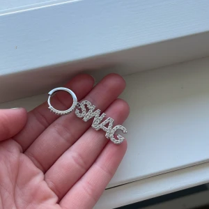 Ioaku örhänge - Ett jätte fin örhänge från Ioaku i ljus silver med texten swag🩷väldigt fint skick och original förpackning följer med! Knappt använd och inga täcken på slitage💖köpt för 300kr