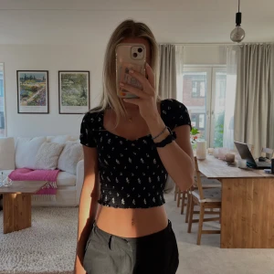 Gullig sommartopp! - Söt sommartopp från Hollister. Storlek XS. Blommigt mönster. Sitter väldigt fint på!✨