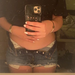 Lågmidjade jeans shorts - Säljer nu mina jeansshorts från Levis då de har blivit för små. Dem är lågmidjade och i jättefint skick. Dem är extremt snygga om man viker ner midjekanten där uppe😍Hör av dig vid frågor 💗💘