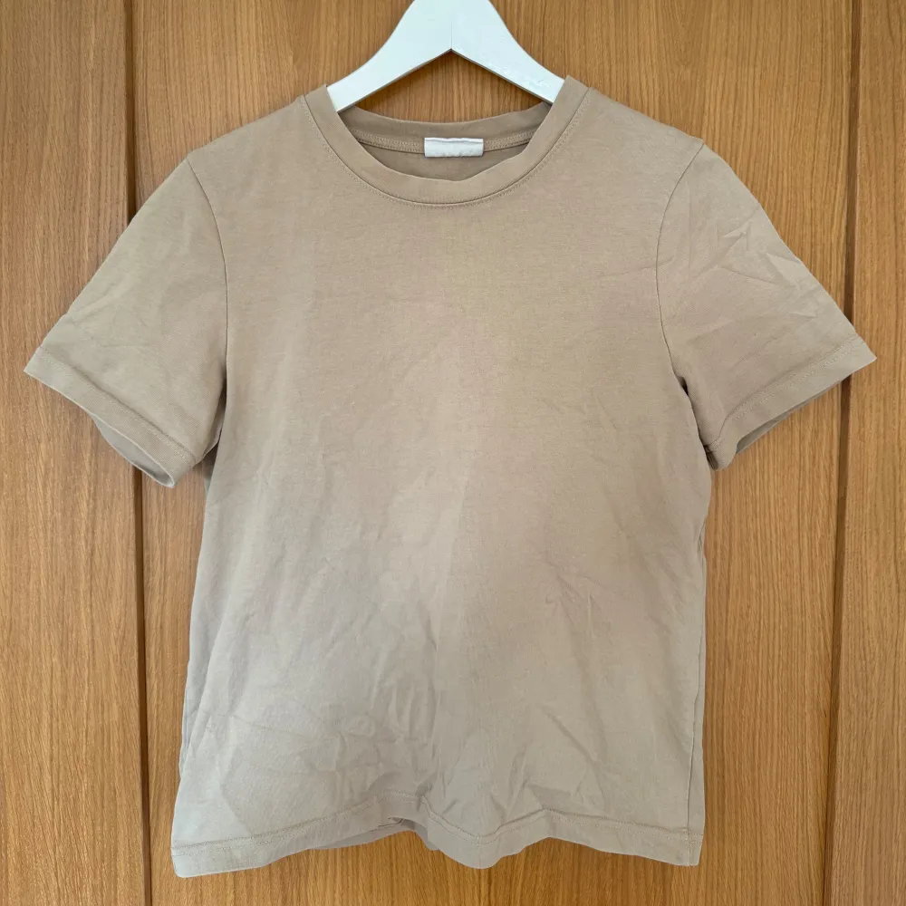 En beige t-shirt från Gina tricot!. T-shirts.