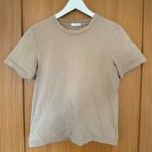 Beige t-shirt - En beige t-shirt från Gina tricot!