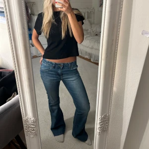 Lågmidjade jeans  - Sjukt snygga lågmidjade jeans!!!  Måttet rakt över midjan: 35 cm Innebenslängden: 76 cm 