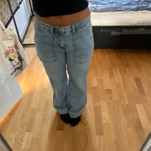 Ljusblå utsvängdja jeans från Gina Tricot i bra skick