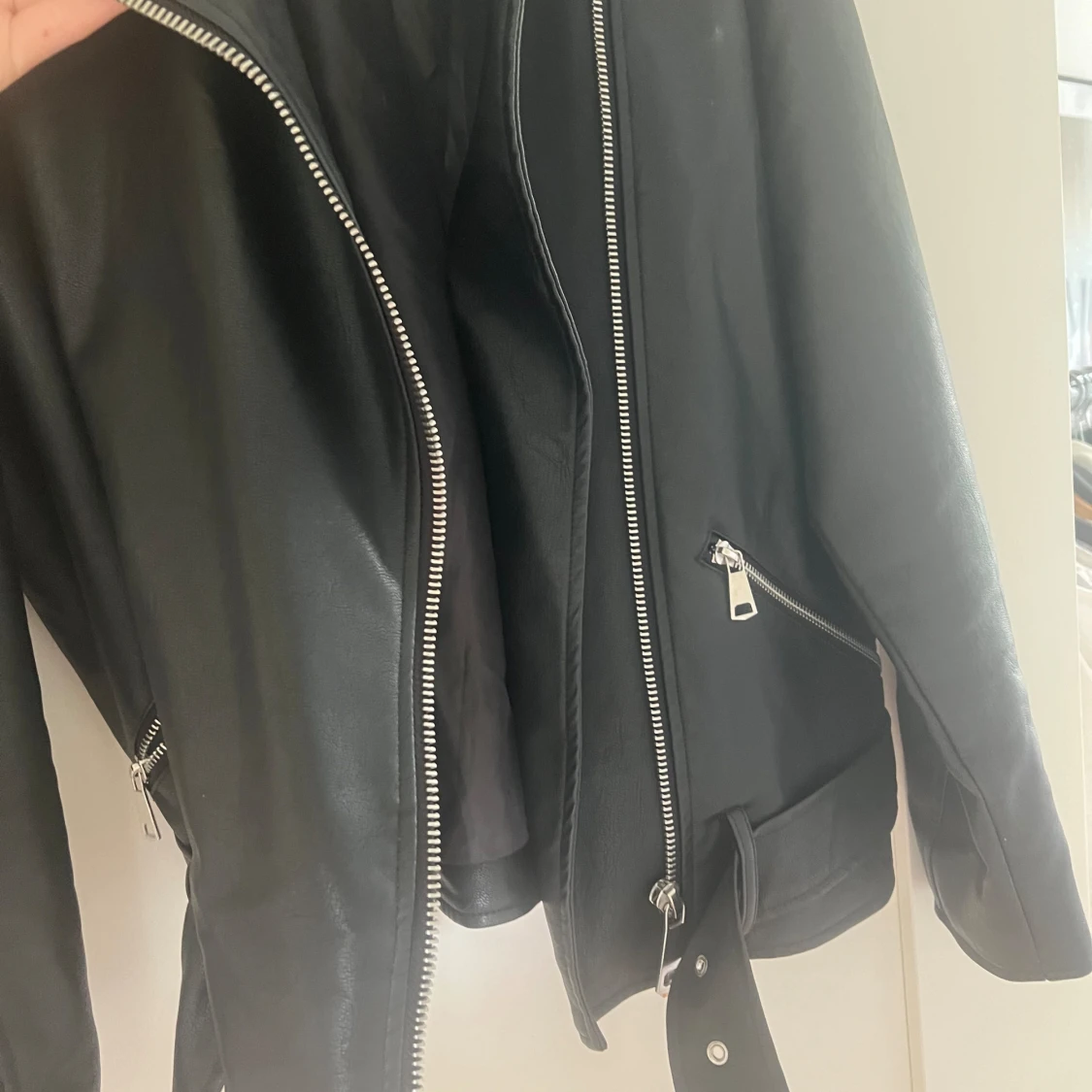 Svart skinnjacka  - 91
