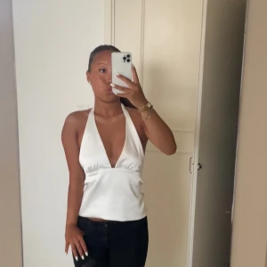 zara topp - skitsnygg zara silkestopp i storlek xs❤️ har knyten där bak som man kan knyta för önskad storlek ❤️