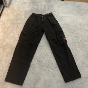 Högmidjade wide leg baggy jeans - Använda 1 gång Skönt material