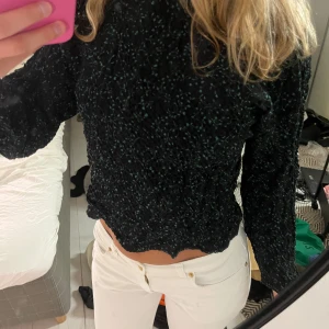 Jättefin blus från zara i storlek s🥰 - Jättefin blus från zara i storlek s. Perfekt inför hösten och funkar både till vardags och till finare tillfällen. Fint skick!