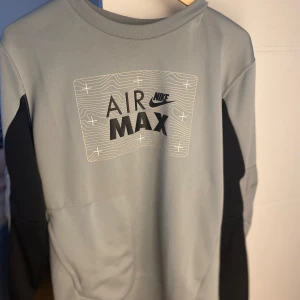  Nike air Max sweatshirt.  - Tröjan är i jättebraskick och har knappt används. Dessutom så är tröjan lite oversize   Skick 10/10
