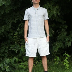 Grå piké med vita ränder - Skön piké till alla tillfällen!