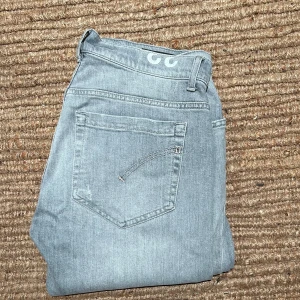 Dondup jeans  - Tjena! Säljer nu ett par snygga dondup jeans i modellen George! Storleken är 33 men sitter som 34 och de är i grymt skick utan någon defekt! Vid frågor skriv! /Emil 