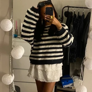 Stickad tröja - Jättesöt o mysig stickad tröja!!!🎀🧚🏼‍♀️🥹🌸🧸 blå/vit randig (storlek 170 men nassar xs/s)