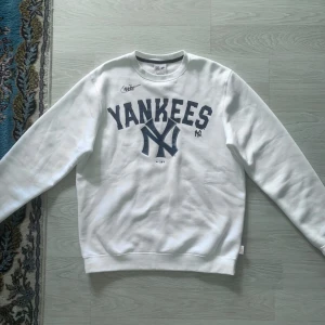 Nike Yankees tröja - Säljer nu denna feta Nike Yankees tröjan. Tröjan är aldrig använd, nyskick. Nypris på tröjan är ca 600kr. Skriv om ni vill ha fler bilder eller vid minsta lilla funderingen!