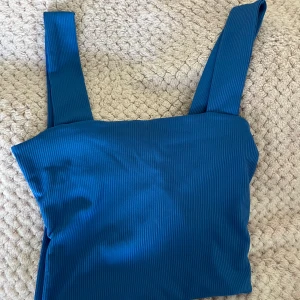 Skrikblå topp 💙 - Så söt topp köpt från Newyorker, aldrig använd och storlek XS.
