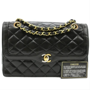 Vintage Chanel Double Flap - Ursprung: Frankrike  Material: läder och metall  Färg: svart  Serienummer: 2482295 Tillbehör: autenticitetsstämpel och autenticitetskort Utanför: repor, rynkor, repor, smuts, rost och skalning (ficka, guldpläterad) Invändiga repor, rynkor, smuts och 