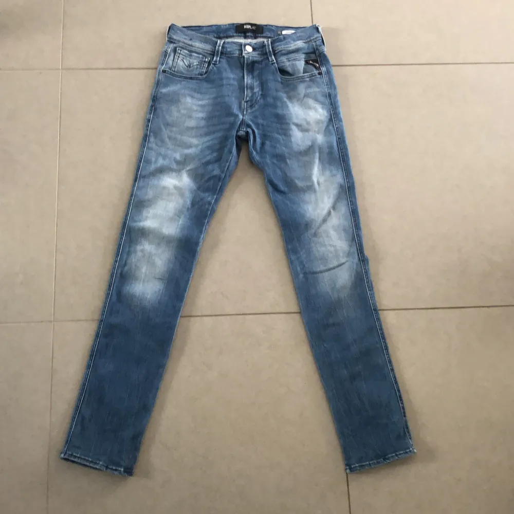 Säljer dessa feta Replay jeans för att de inte längre passar mig tyvärr, pris är förhandlingsbart.. Jeans & Byxor.