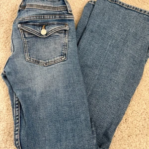 Gina jeans  - Säljer dessa blåa jeans, jag säljer dem för att de inte passar längre. Kostar 300 kr nya. Skriv till mig om ni har frågor eller vill ha fler bilder ❤️