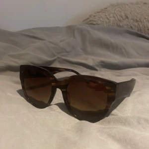 Helt nya solglasögon  priset kan diskuteras - Helt nya aldrig använd dok ingen förpackning. Skriv om ni undrar frågor 