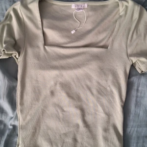 Två tröjor en ljusgrön och en blå - Samma storlek XS, bra skick, inga skador från Newyorker 