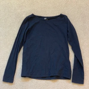 Tröja💕 - Säljer en tröja från H&M använd ganska många gånger men är som ny! Den är i storlek 130/140 Men passar ”Xxs” om du är intresserad av att köpa den skriv till mig först!💕