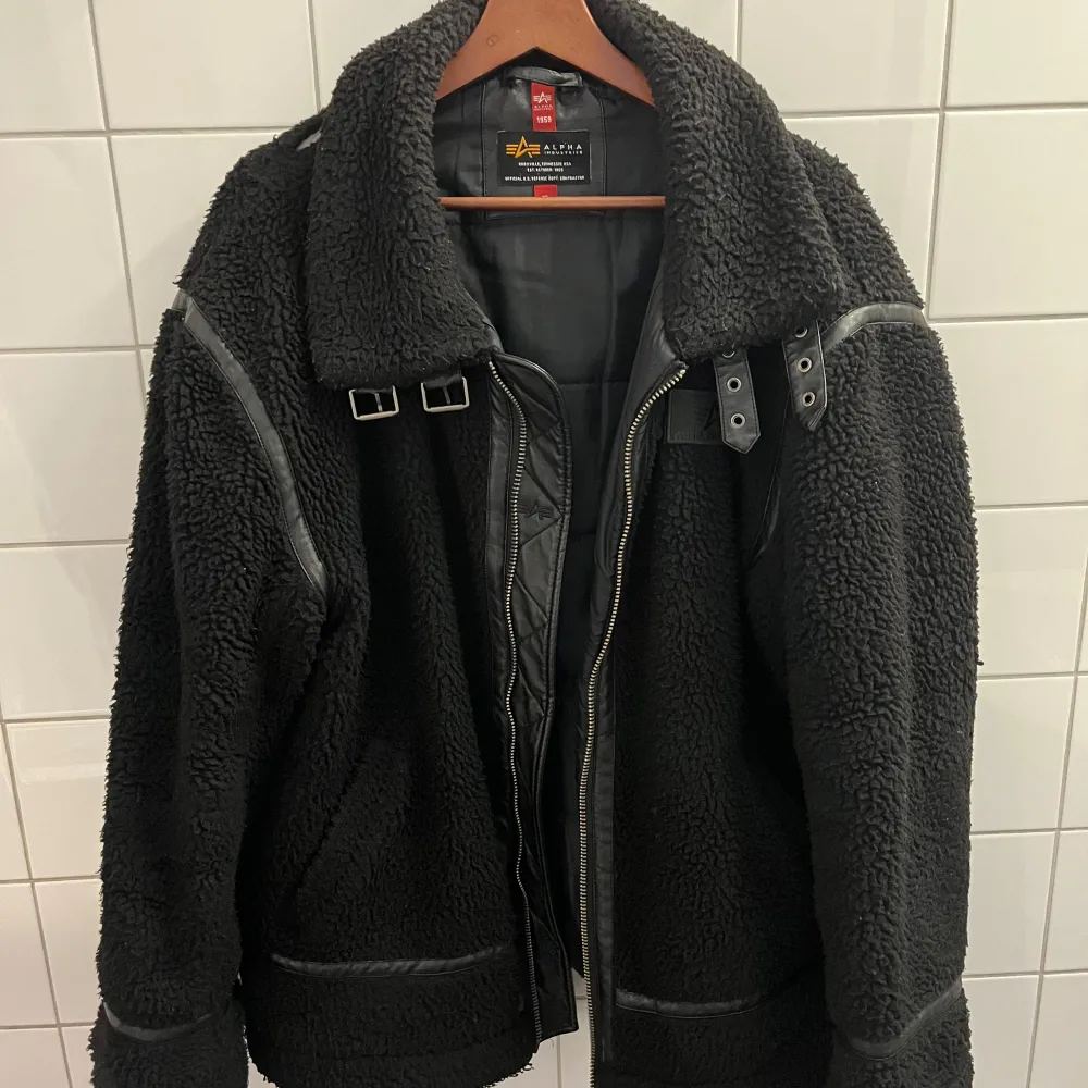 En svart teddybear jacka från alpha industries i storlek XL. Det finns ett håll som behöver åtgärdas vid höger Axel. Jackan är värd 1999:-. Jackor.