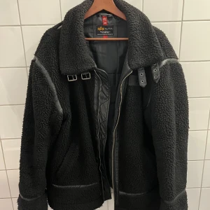 Svart Teddybear jacka - En svart teddybear jacka från alpha industries i storlek XL. Det finns ett håll som behöver åtgärdas vid höger Axel. Jackan är värd 1999:-