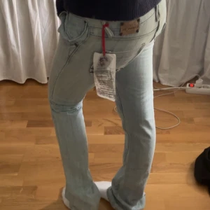 Ljusblå botcut jeans - Lågmidjade botcut jeans, aldrig använda med lappen kvar, säljer då de är för små💕💕