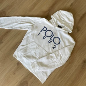 Ralph Lauren hoodie - Säljer en Ralph Lauren hoodie i storlek M! Hoodien är i bra skick utan defekter!  Hör gärna av dig om du har frågor!