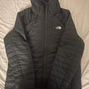 Riktigt snygg north face jacka aldrig använd säljer pga att den är för stor för mig. inga defekter. Vet ej om den är äkta eller ej därför priset. 