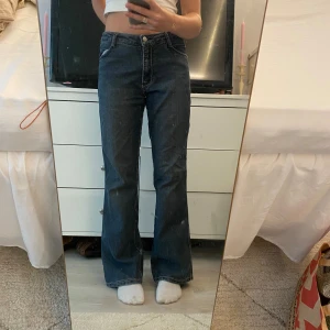 Gråa bootcut med vita detaljer.  - Jag säljer mina supersnygga bootcutjeans. Dom är i storlek 40 så dom är lite stora på mig. Nästan aldrig använt så dom är i mycket bra skick. Kommer från märket Kriss. 