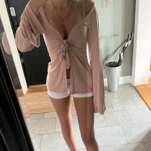 designbysi maddy blouse  - säljer min topp ifrån DesignBySi i storlek XS/S då den inte passar mig, använd 2 gånger💕köpte tröjan för ungefär 400kr