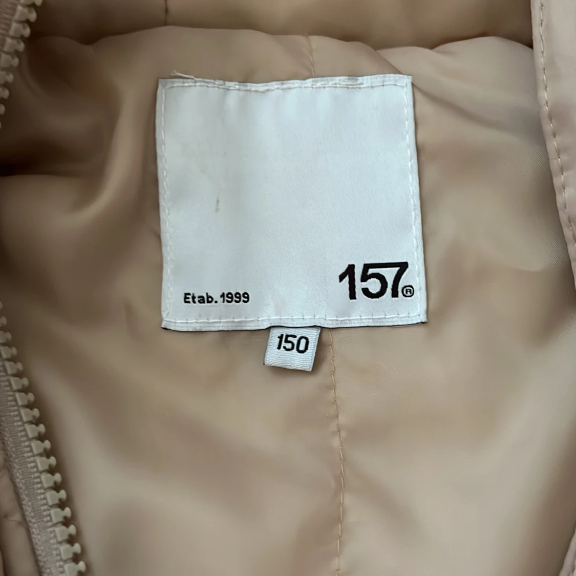 Beige quiltad väst med huva från 157 - 91