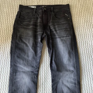 Säljer dessa feta Replay Anbass! - Size 31, skick 10/10, använda en gång, Anbass slimfit. Hör av dig vid fler frågor eller bilder.  Pris kan diskuteras!