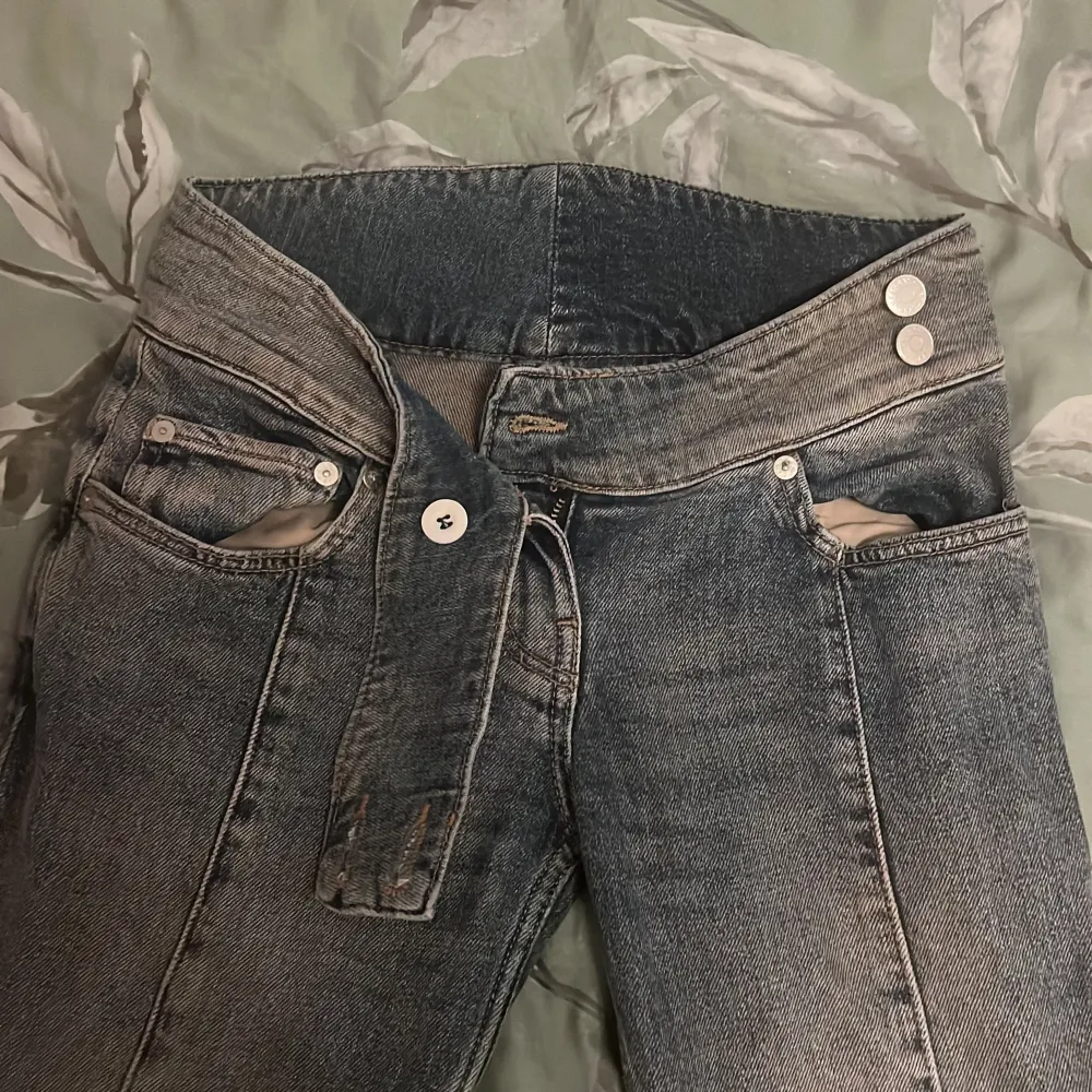 Jag älskar detta jeans och ville köpa en till av samma men den är för liten. Drf säljer ja den. Detta par köpte ja på plick. Innerbenslängen är 81 och midjan rakt över är 38. Den vita knappen fall av men är syd på. Dem är som ny. Tyvär pass dem inte☹️. Jeans & Byxor.