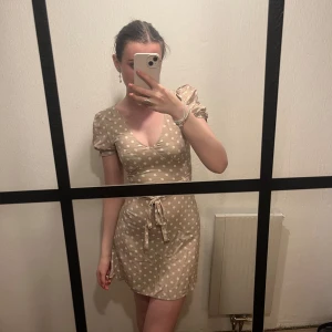 Söt beige prickig klänning  - Söt beige prickig klänning från H&M.