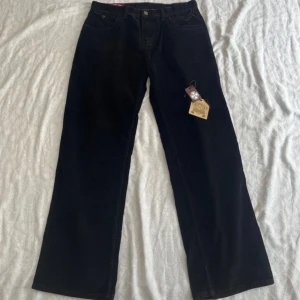 Idependent Manchester Byxor - Säljer min loose fit manchester byxor som inte jag använder pågrund av att dom är för långa för mig😅 skriv gärna ifall du är intresserad eller har frågor😁 