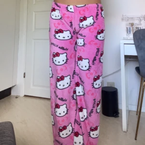 Low waist hello Kitty pj byxor - Low waist Hello Kitty pyjamas byxor💕 Säljer nu mina älskade hello Kitty pyjamas byxor då dom är för korta för mig. De är omsydda till low waist och har inga defekter. Står inte storlek på dom men de är ca 91 cm långa. 