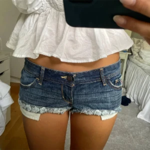 Lågmidjade jeans shorts - Köpta från Plick, säljer då de va förstora. Jätte bra skick💗(lånade bilder från förra säljaren)