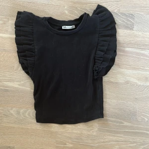 svart tröja med dekor !!❤️ - En svart topp från zara med dekoration vid armarna, i fint skick💗